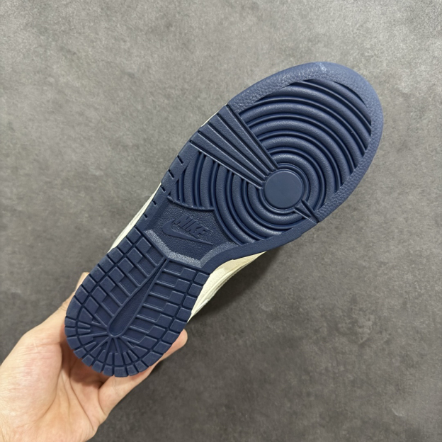 「コラボモデル」Supreme x Nike SB Dunk Low スニーカー