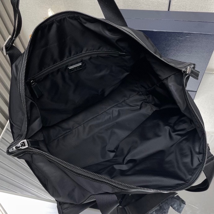 プラダ「Prada」 リジェネレイテッド ナイロン トラベルバッグ