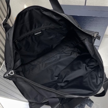 プラダ「Prada」 リジェネレイテッド ナイロン トラベルバッグ