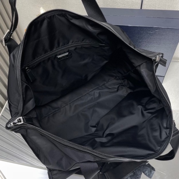 プラダ「Prada」 リジェネレイテッド ナイロン トラベルバッグ