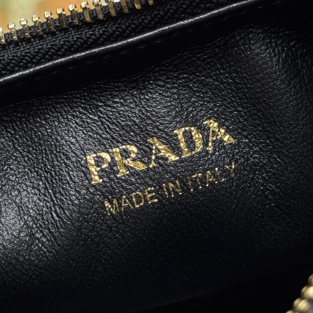 プラダ「Prada」  リジェネレイテッド ナイロン＆ナッパレザー ボウショルダーバッグ