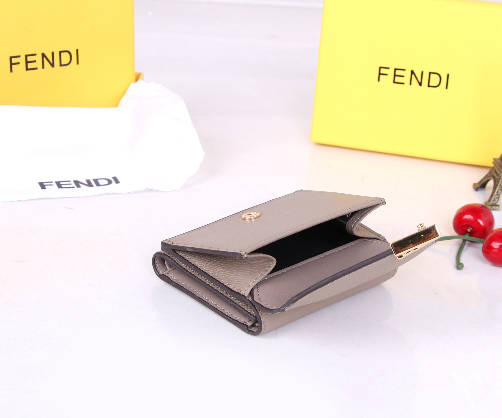フェンディ「Fendi」FFダイヤモンド財布