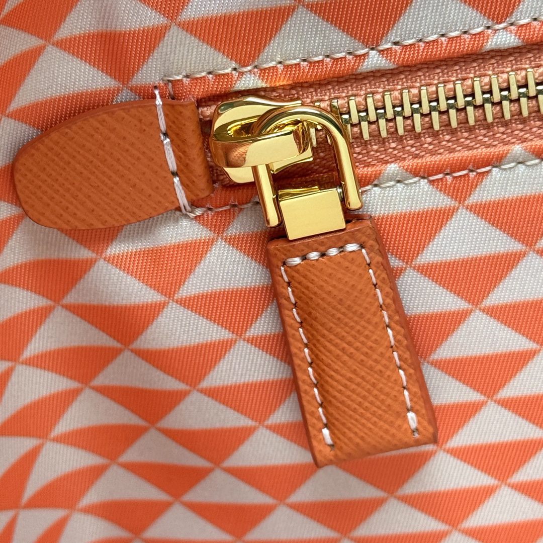 プラダ「Prada」Tessuto Triangulum トートバッグ 新作