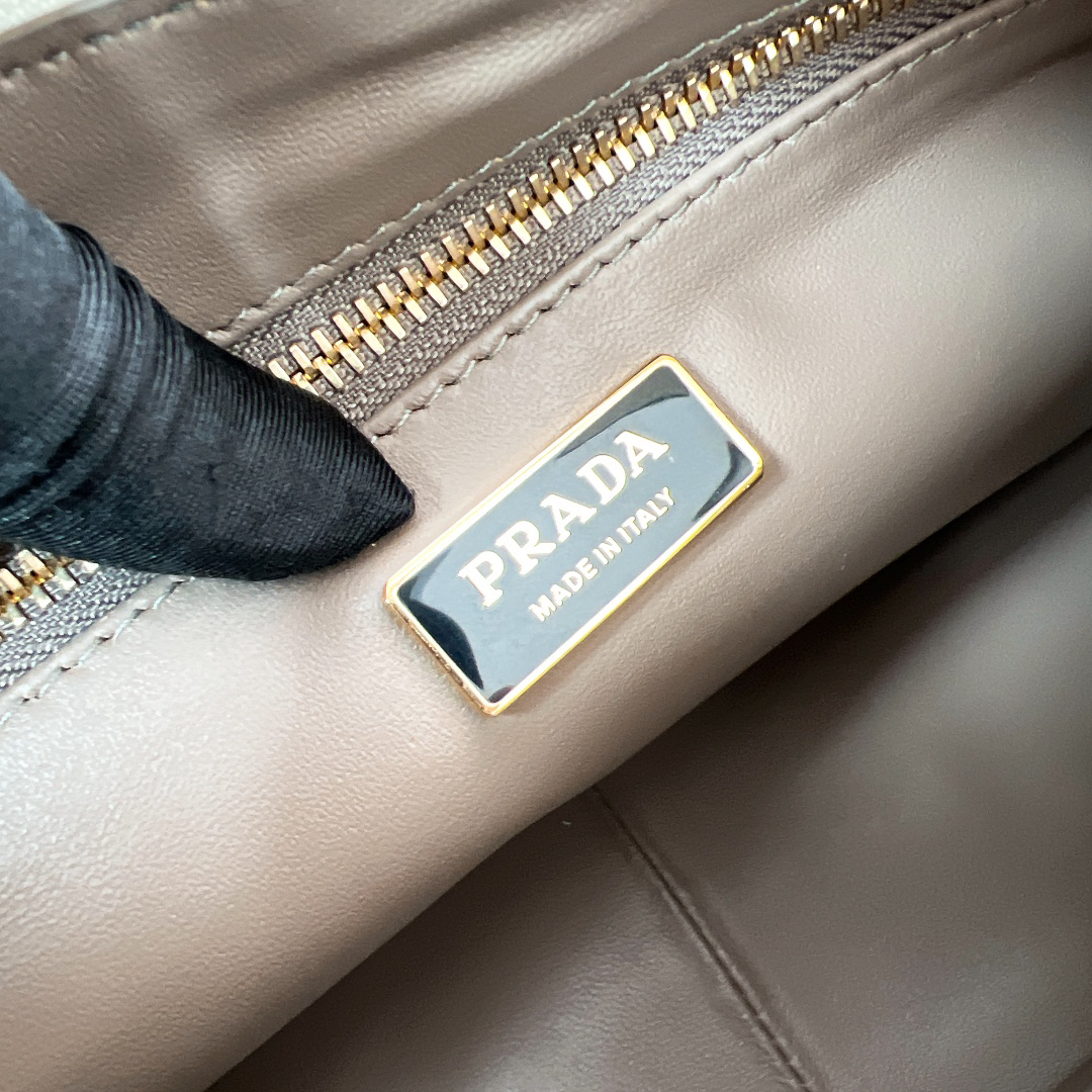 プラダ「Prada」Aimee ホボ アンダーアームバッグ 新作