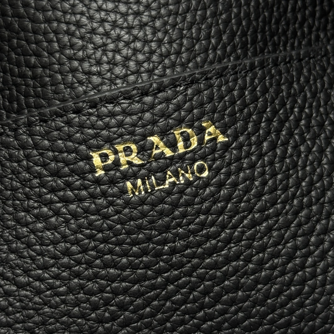 プラダ「Prada」ピコティン バケットバッグ モデ