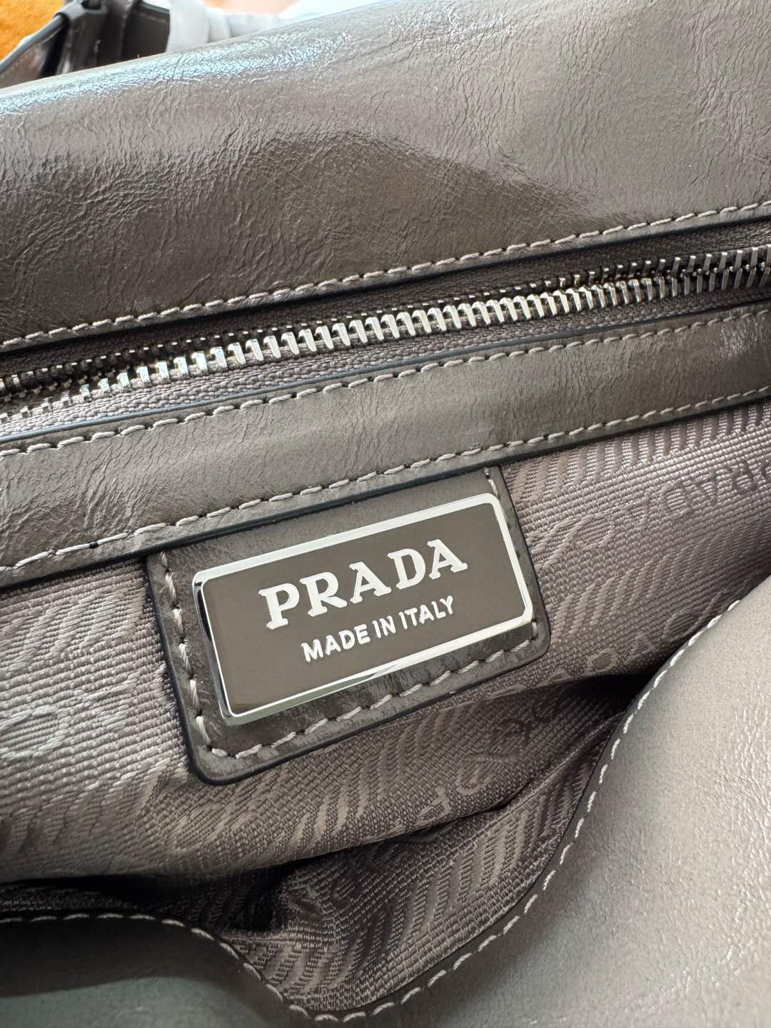 プラダ「Prada」 オイルドレザー メッセンジャーバッグ モデル