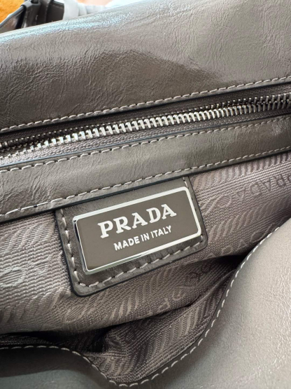 プラダ「Prada」 オイルドレザー メッセンジャーバッグ モデル