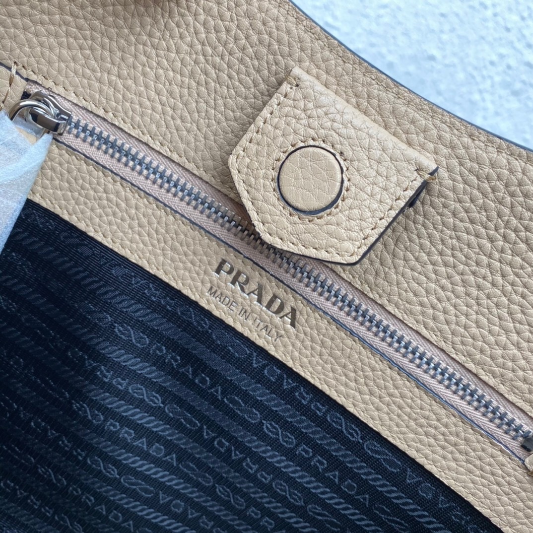 プラダ「Prada」 ファブリック ショルダーバッグ モデル