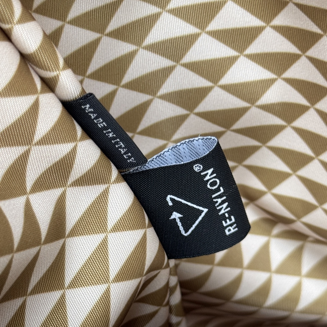 プラダ「Prada」トリアングラム トートバッグ トートバッグ