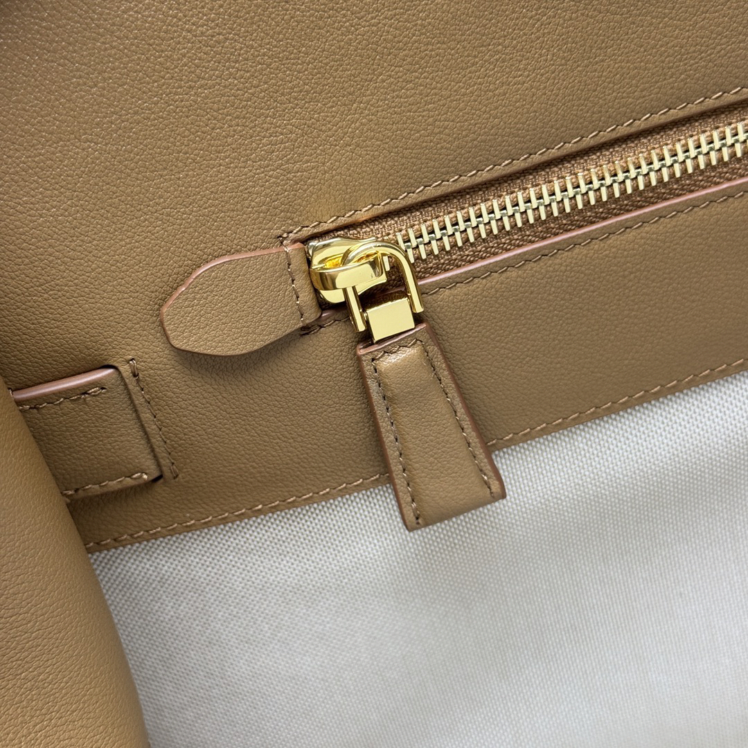 プラダ「Prada」 グランデ トートバッグ トートバッグ