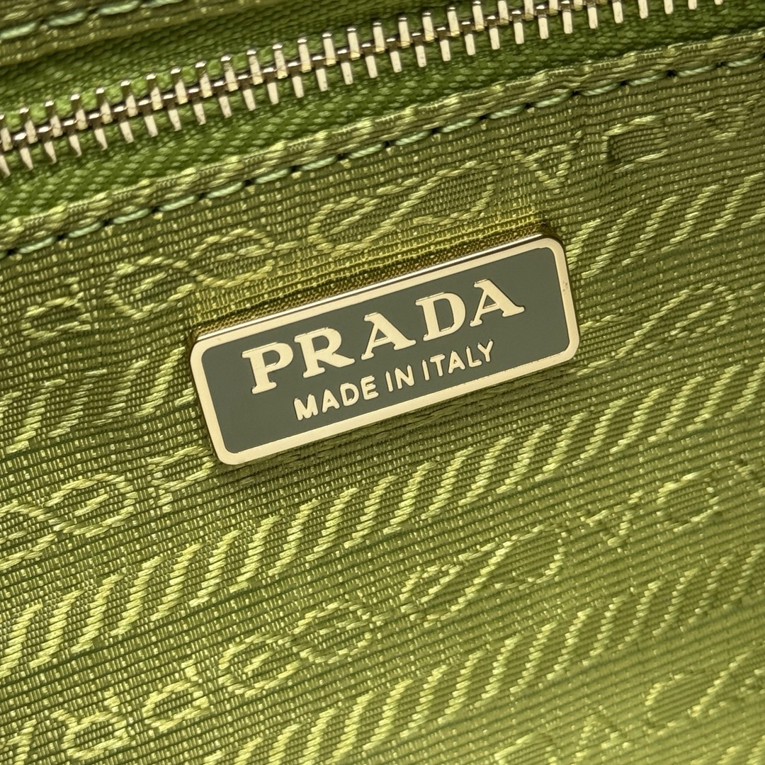 プラダ「Prada」 リナイロン クレセント マルチショルダーバッグ