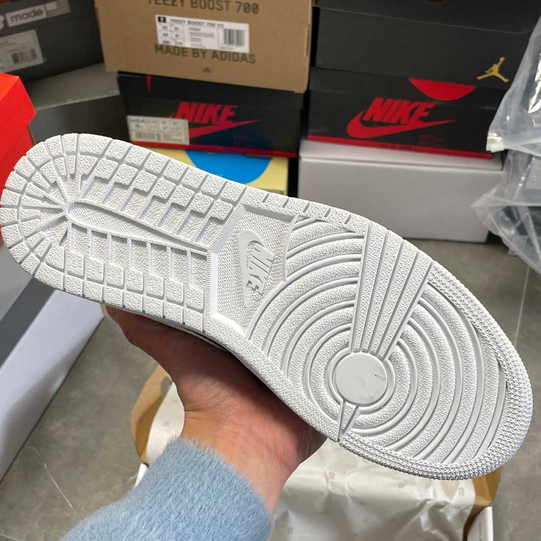 ナイキ「Nike」Wmns Air Jordan 1 Mid SE 'IRIDESCENT TRIM'