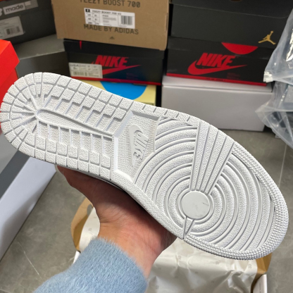 ナイキ「Nike」Wmns Air Jordan 1 Mid SE 'IRIDESCENT TRIM'