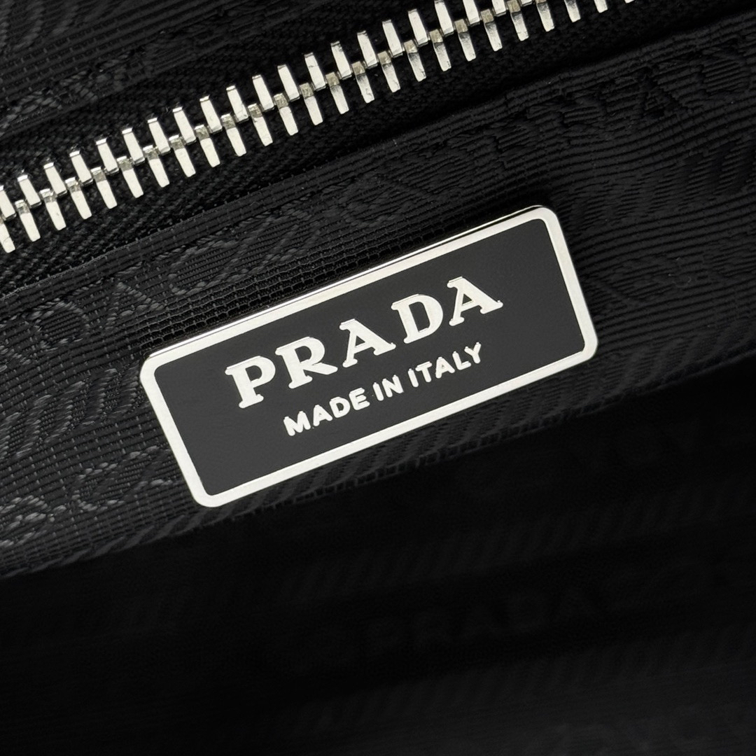プラダ「Prada」リベットデザイン メッセンジャーバッグ ショルダーバッグ