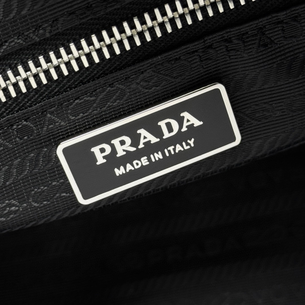 プラダ「Prada」リベットデザイン メッセンジャーバッグ ショルダーバッグ