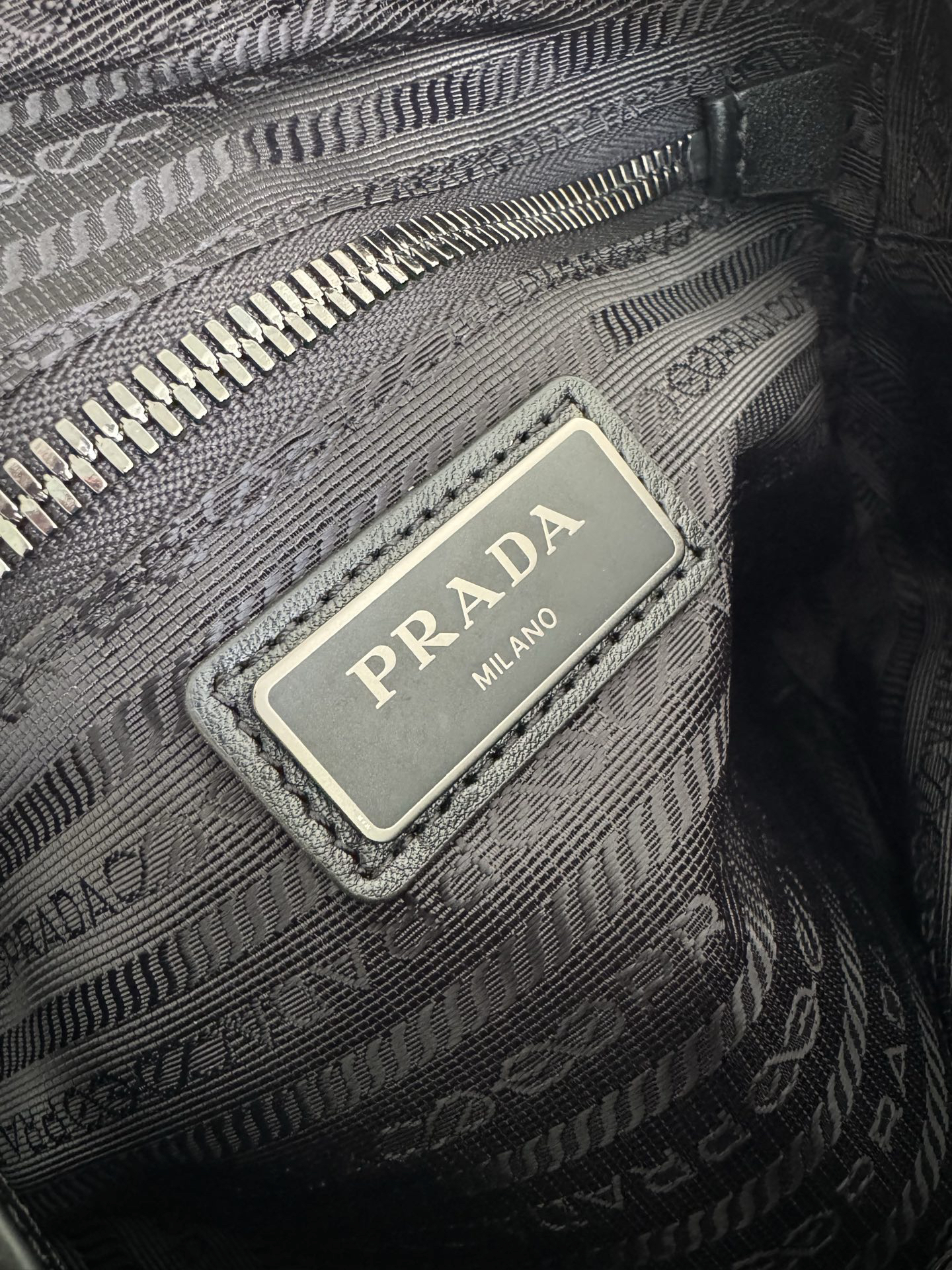 プラダ「Prada」 エンボスロゴ メッセンジャーバッグ ショルダーバッグ