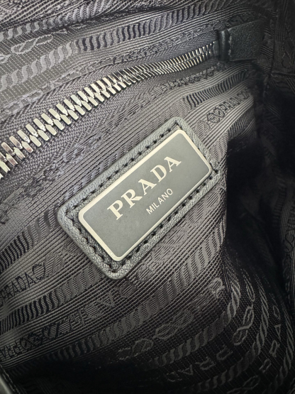 プラダ「Prada」 エンボスロゴ メッセンジャーバッグ ショルダーバッグ