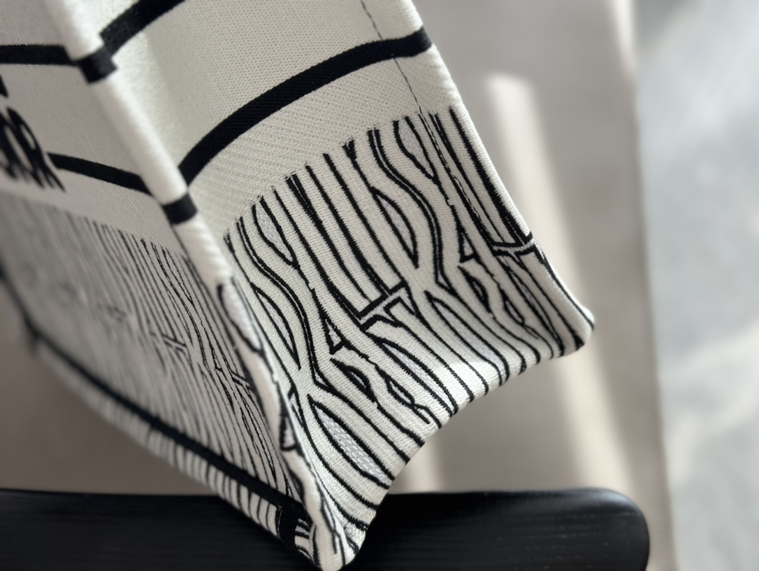 ディオール「Dior」Book Tote 2023 ショッピングトートバッグ