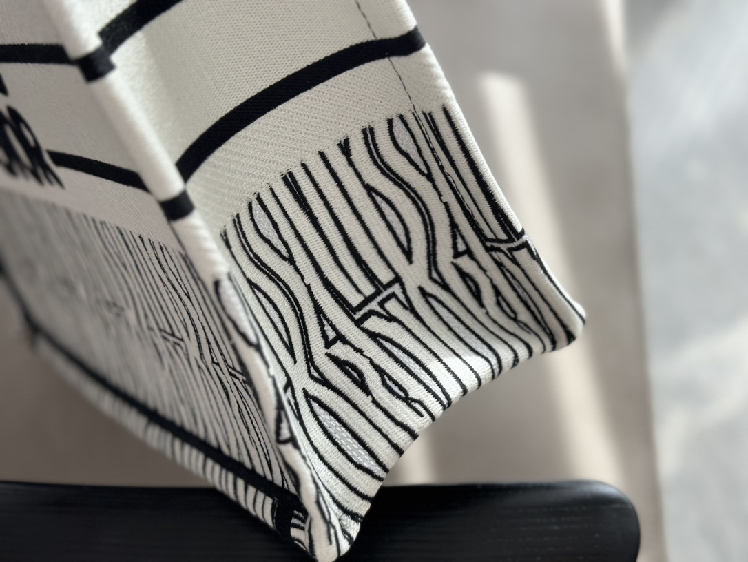 ディオール「Dior」Book Tote 2023 ショッピングトートバッグ