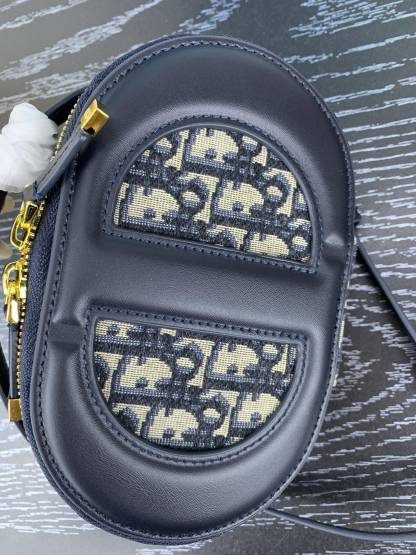 ディオール「Dior」CD Signature エリプスカメラバッグ 2023年秋冬コレクション