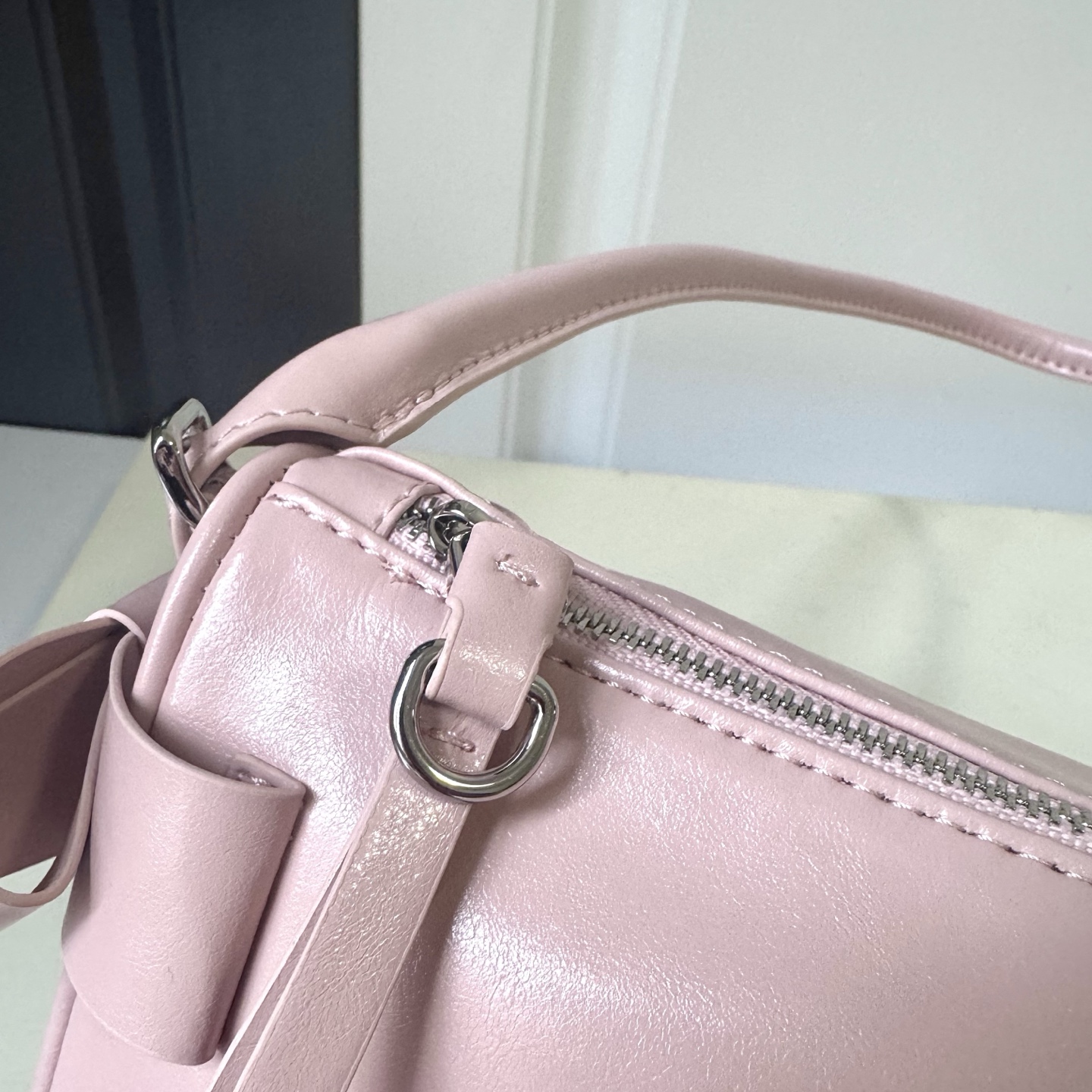 ミュウミュウ「Miu Miu」ミュウミュウ シャイニーレザーポーチ 5NE029 / ハンドバッグ