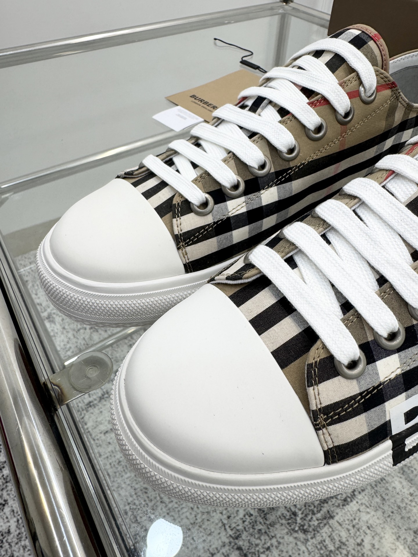 バーバリー「Burberry」バーバリー テラス スニーカー / ユニセックスキャンバスシューズ