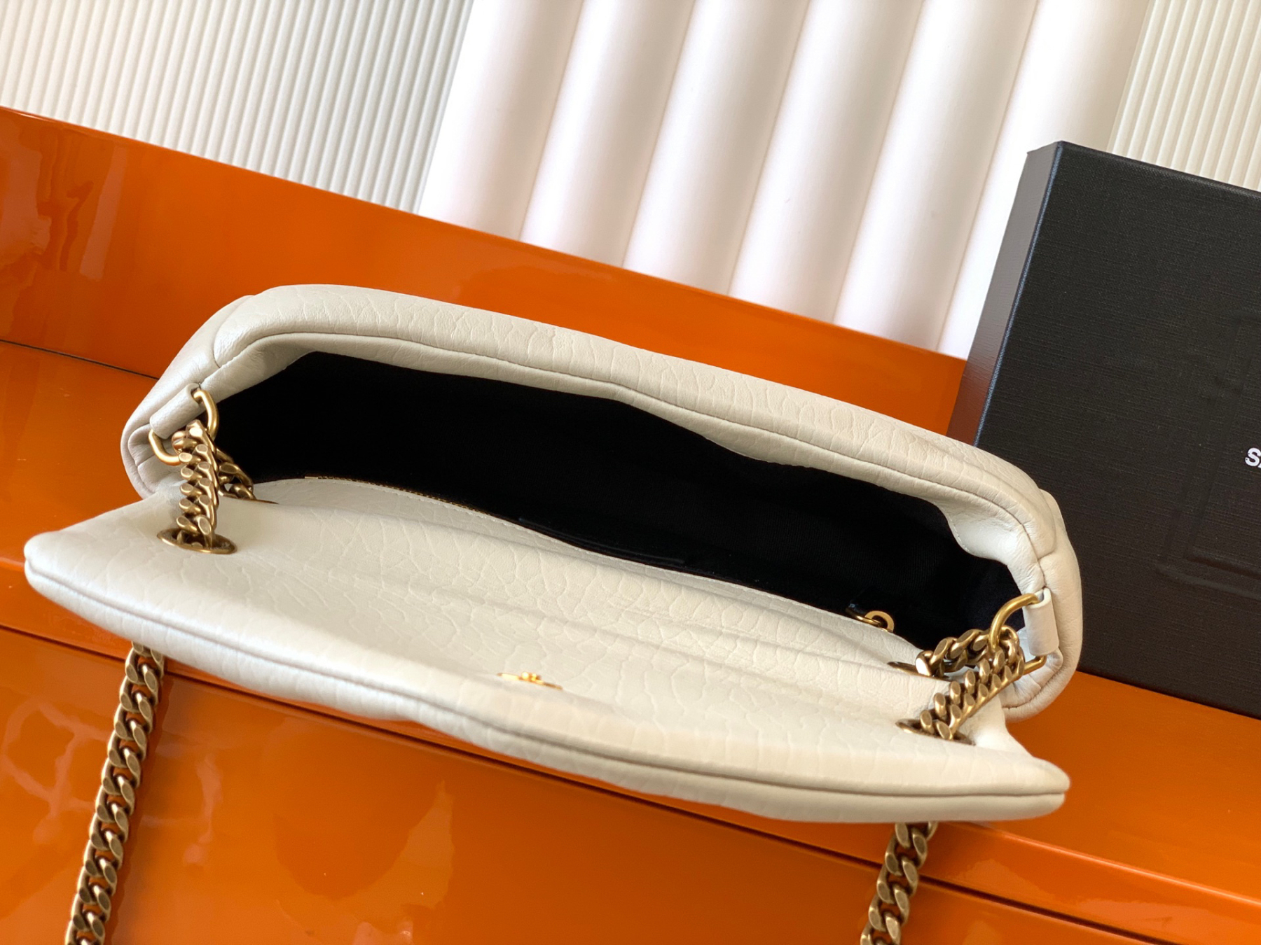 サンローラン「Saint Laurent」カリプソ ミディアム（グレインラムスキン）