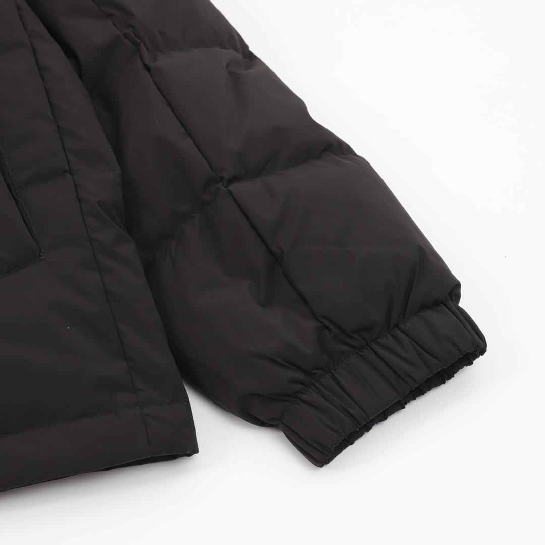 LOUIS VUITTON / ルイ・ヴィトンの袖章付き、暗紋浮彫スプライスダウンジャケット