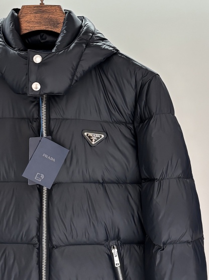 プラダ「Prada」秋冬フード付きダウンジャケット