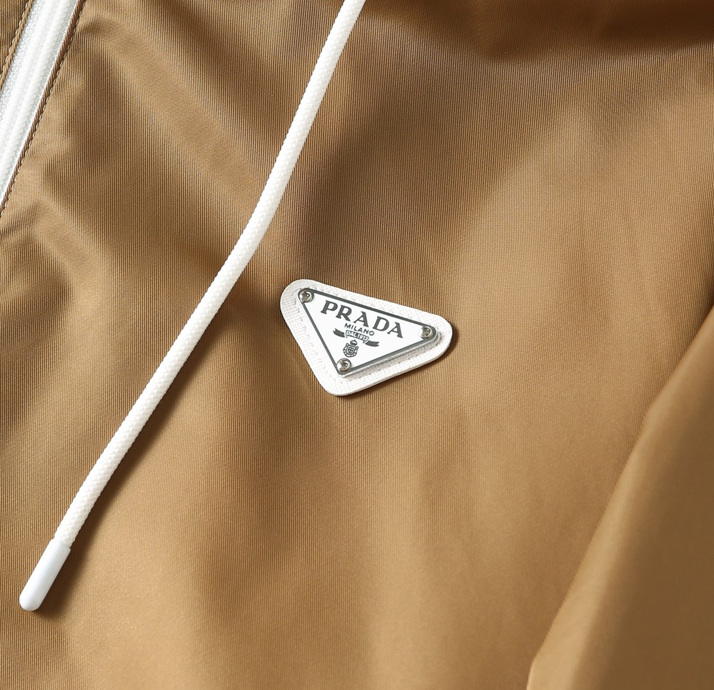 プラダ「Prada」秋冬 フード付きアウター