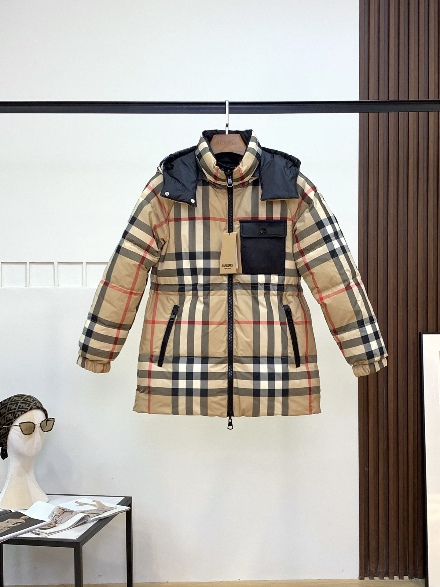 バーバリー「Burberry」秋冬フード付きダウンジャケット