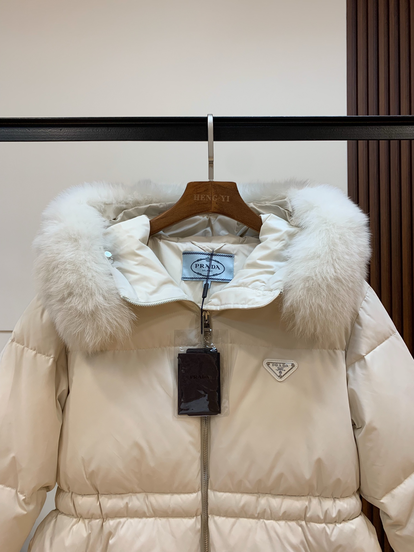 プラダ「Prada」冬の新作 フード付きダウンジャケット