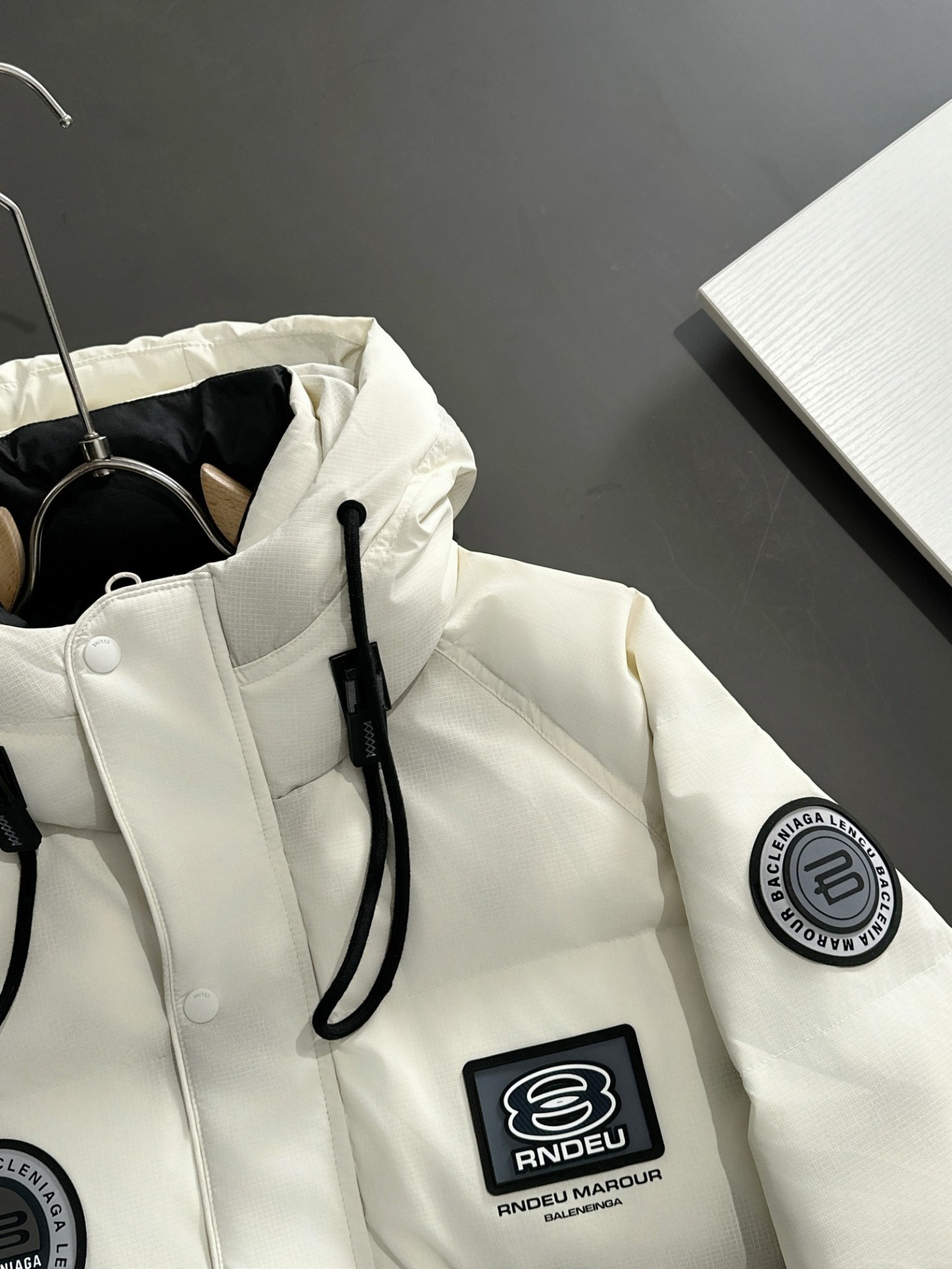 バレンシアガ「Balenciaga」‌秋冬フード付きダウンジャケット