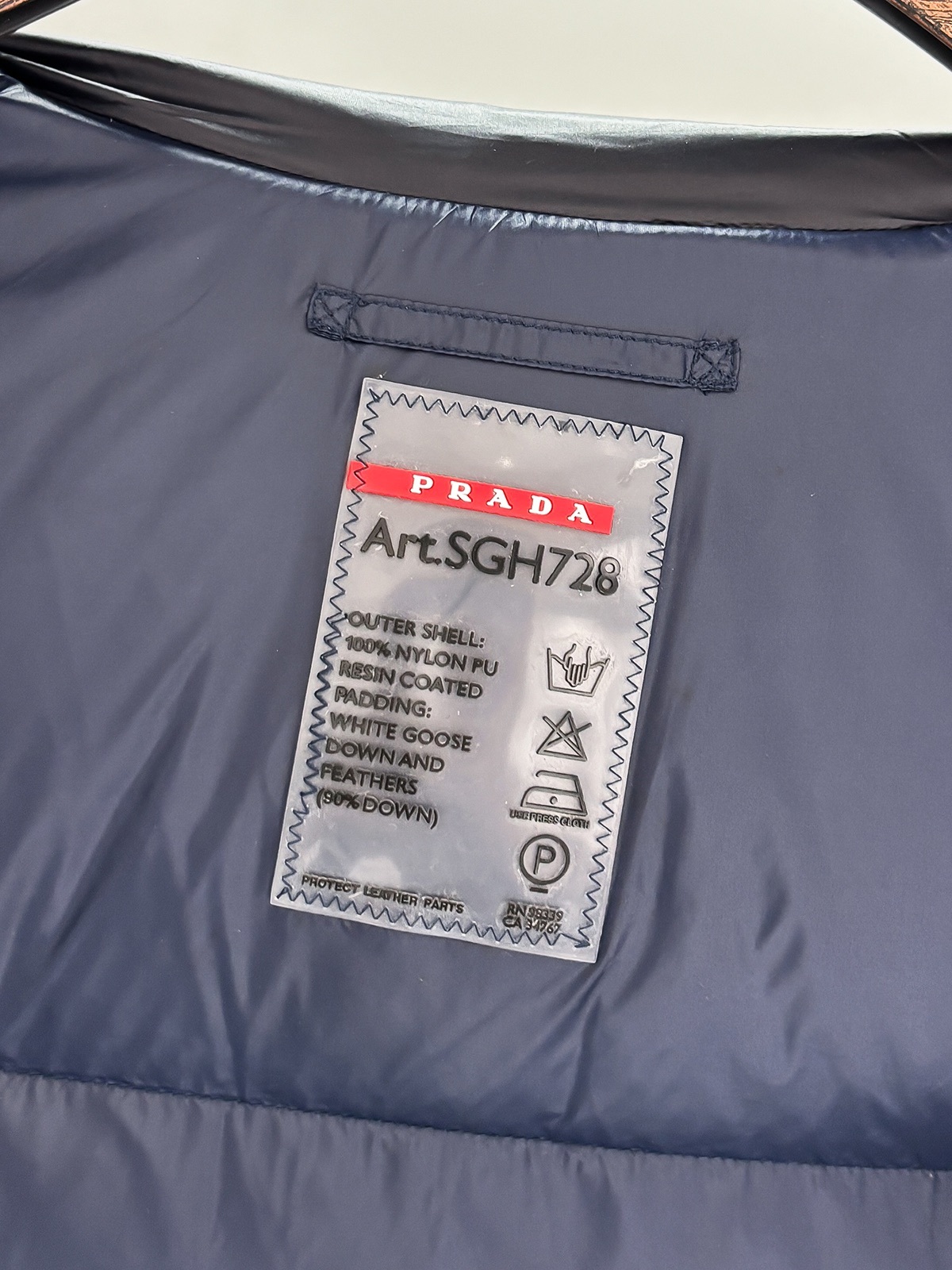 プラダ「Prada」秋冬フード付きダウンジャケット