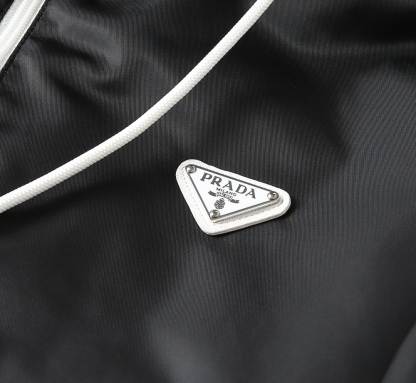 プラダ「Prada」アーリーオータム フード付きジャケット