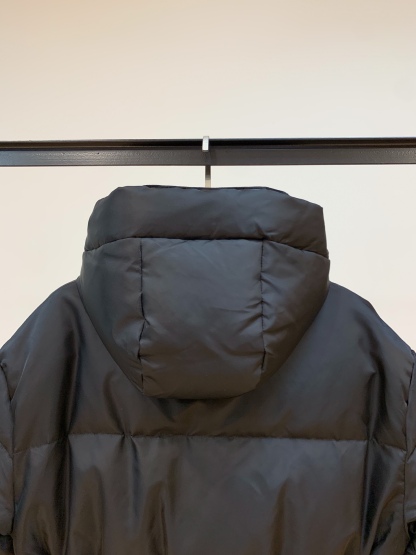 プラダ「Prada」秋冬フード付きダウンジャケット