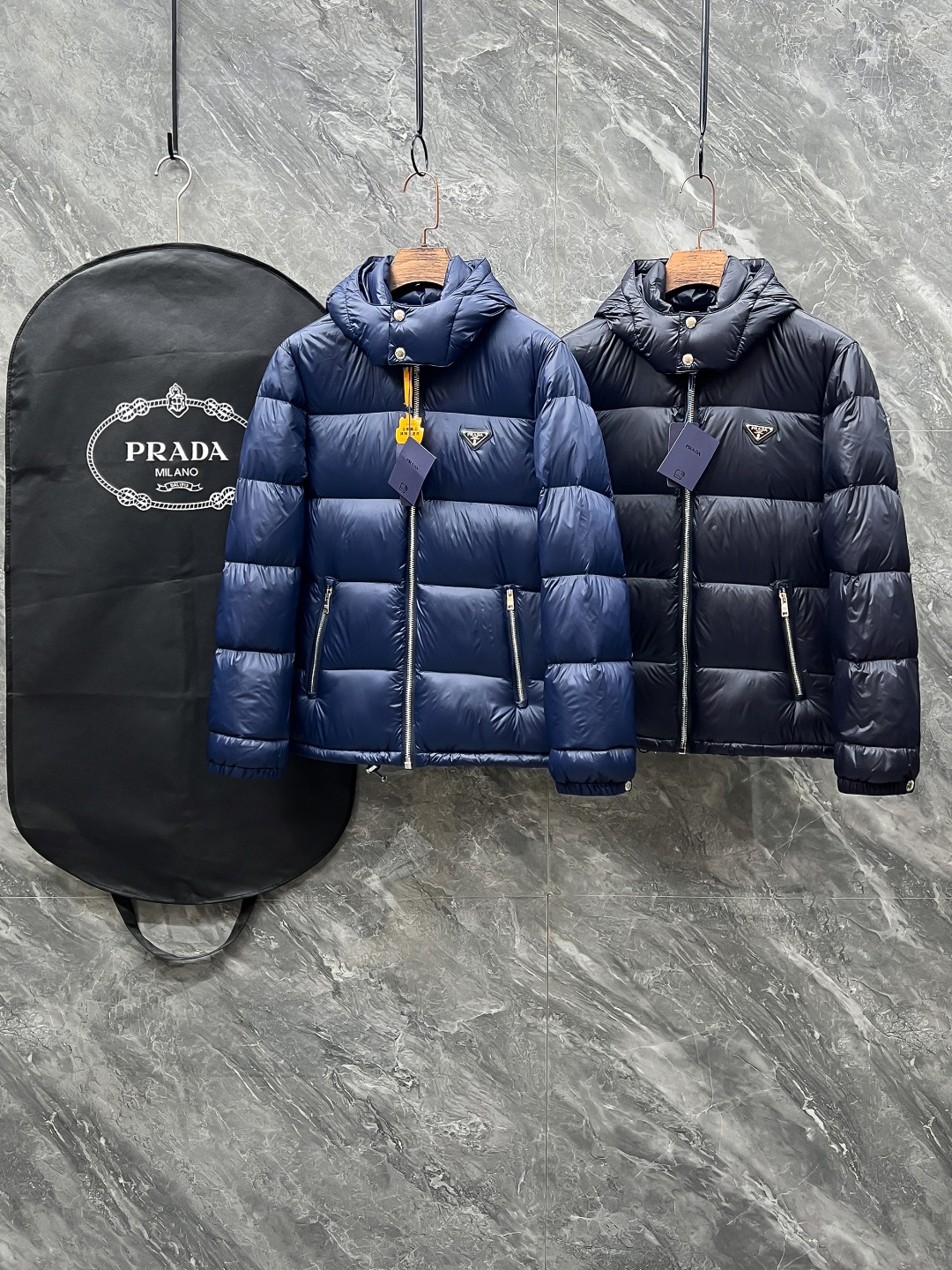 プラダ「Prada」秋冬ダウンジャケット スタンドカラー