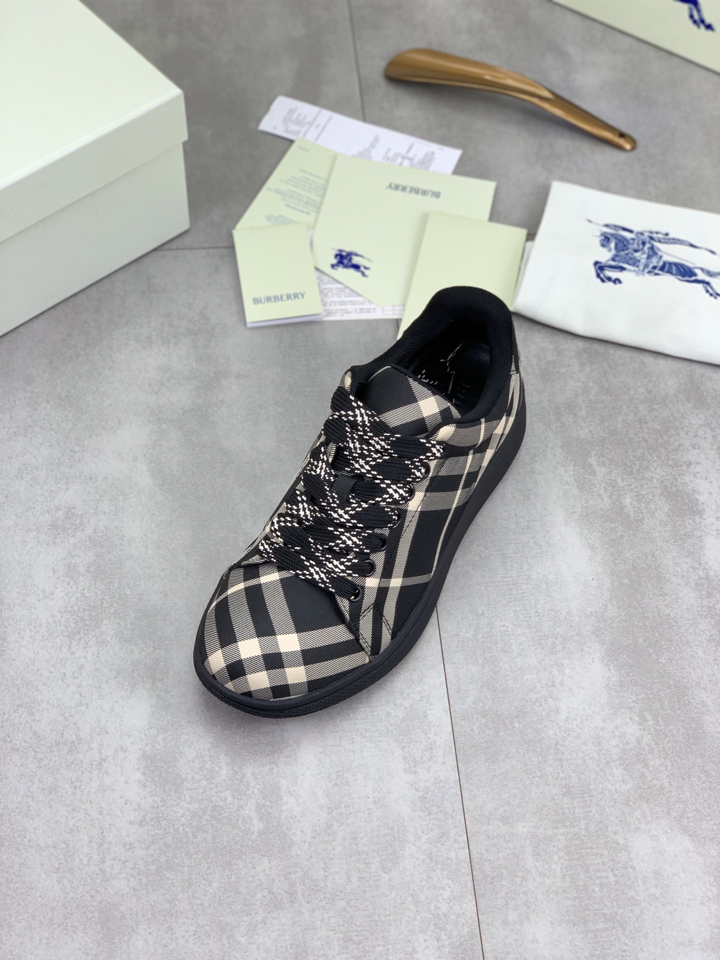 バーバリー「Burberry」バーバリー テラス スニーカー / レザースニーカー