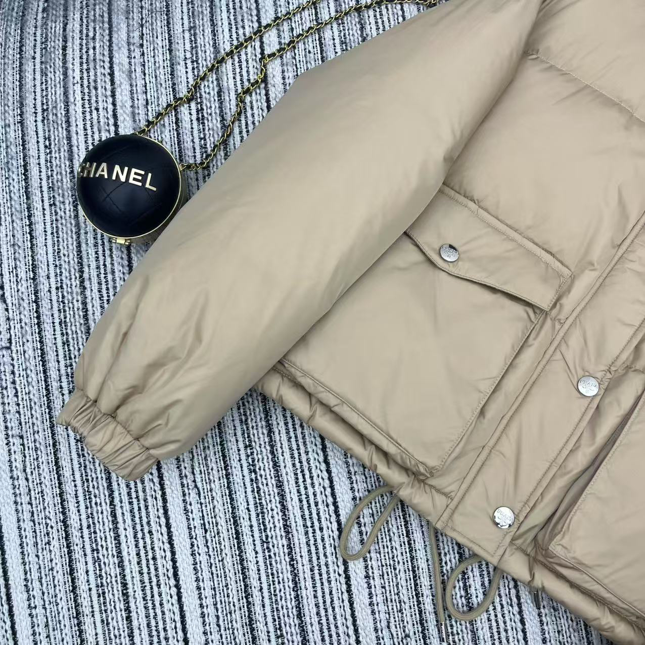 プラダ「Prada」冬の新作 スタンドカラー付きコットンジャケット