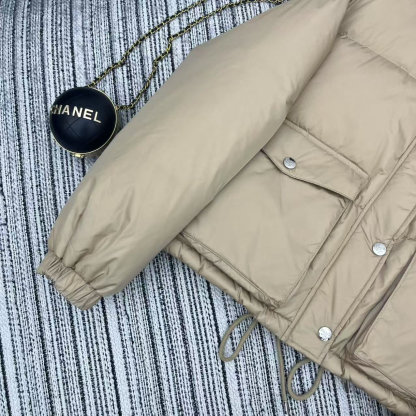 プラダ「Prada」冬の新作 スタンドカラー付きコットンジャケット