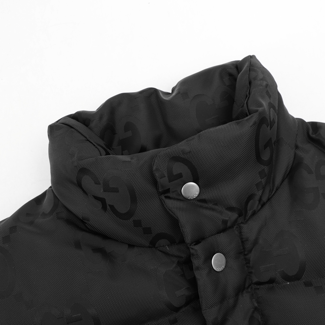 GUCCI 23FW の大きな GG の隠し模様ジヶードパターンのダウンジャケット