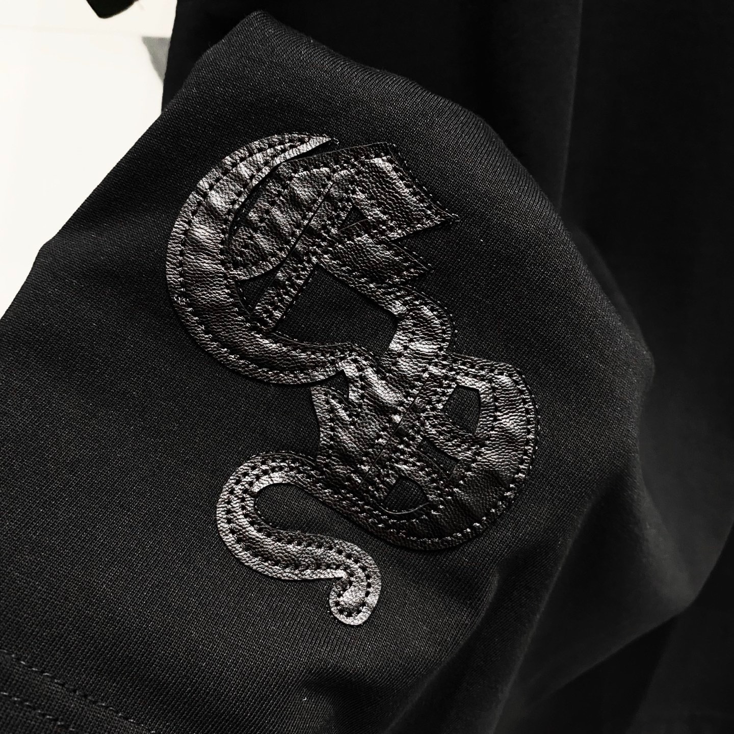 クロムハーツ「Chrome Hearts」レザー&サンスクリットTシャツ