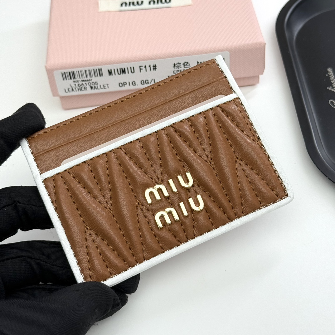 ミュウミュウ「Miu Miu」ミュウミュウ マテラッセ ラムスキン マルチウォレット F11 / コンパクトウォレット.
