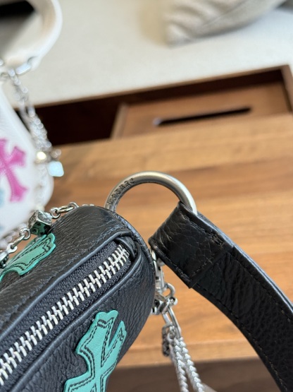 クロムハーツ「Chrome Hearts」十字架のショルダーバッグ