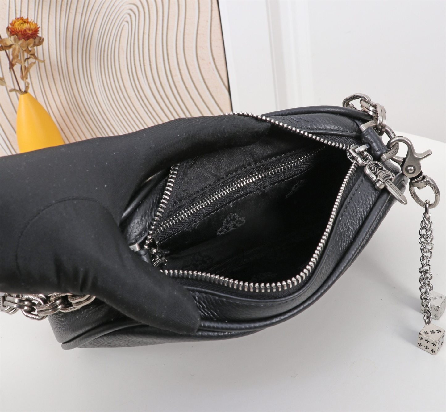 クロムハーツ「Chrome Hearts」十字架のショルダーバッグ