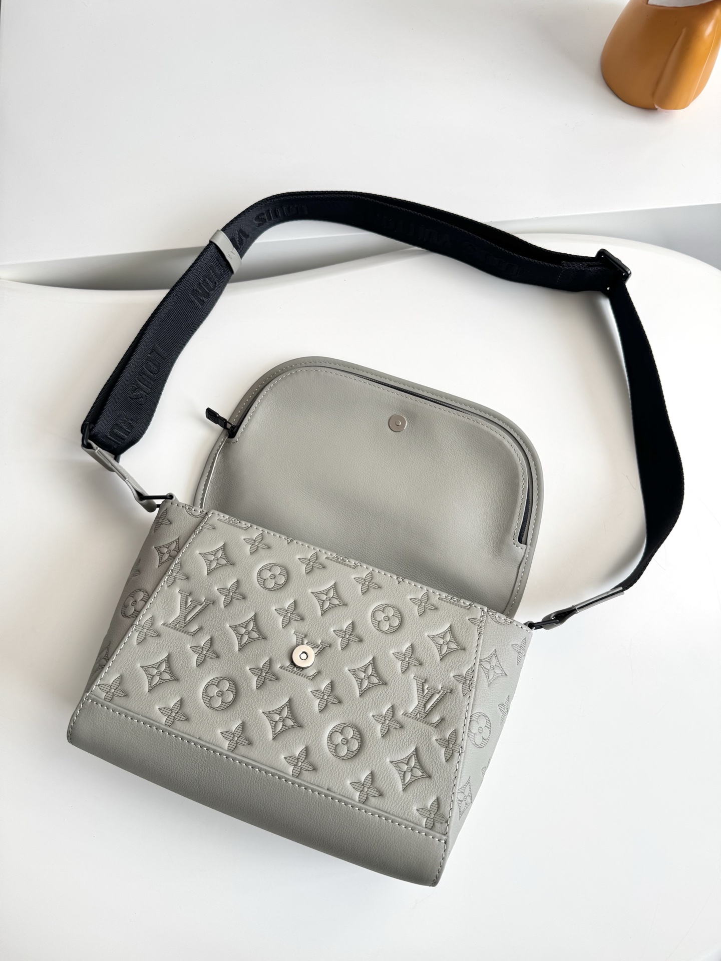 ルイ・ヴィトン「Louis Vuitton」スタイリッシュ メッセンジャーバッグ