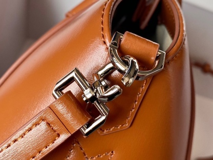 ジバンシィ「Givenchy」スモール アンティゴナ ボックスレザー バッグ