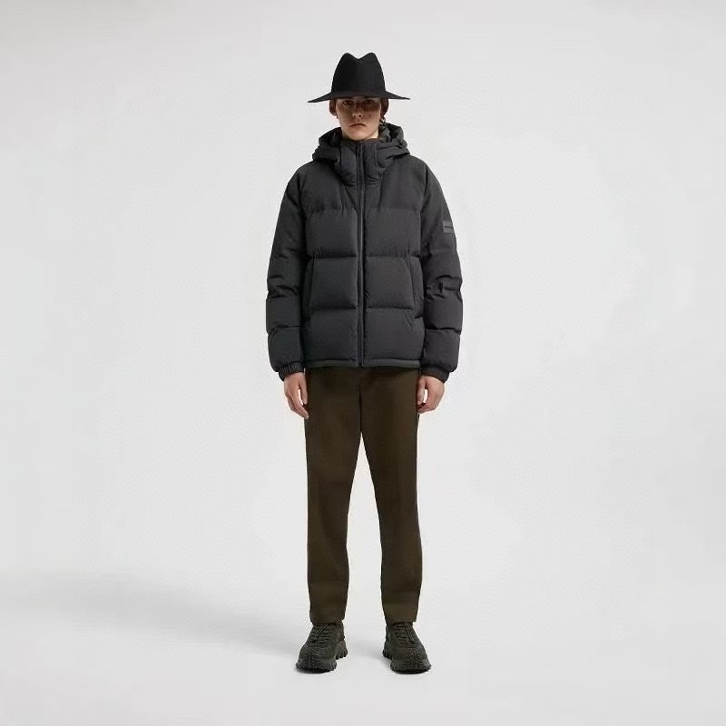 LOUIS VUITTON / ルイ・ヴィトンの袖章付き、暗紋浮彫スプライスダウンジャケット