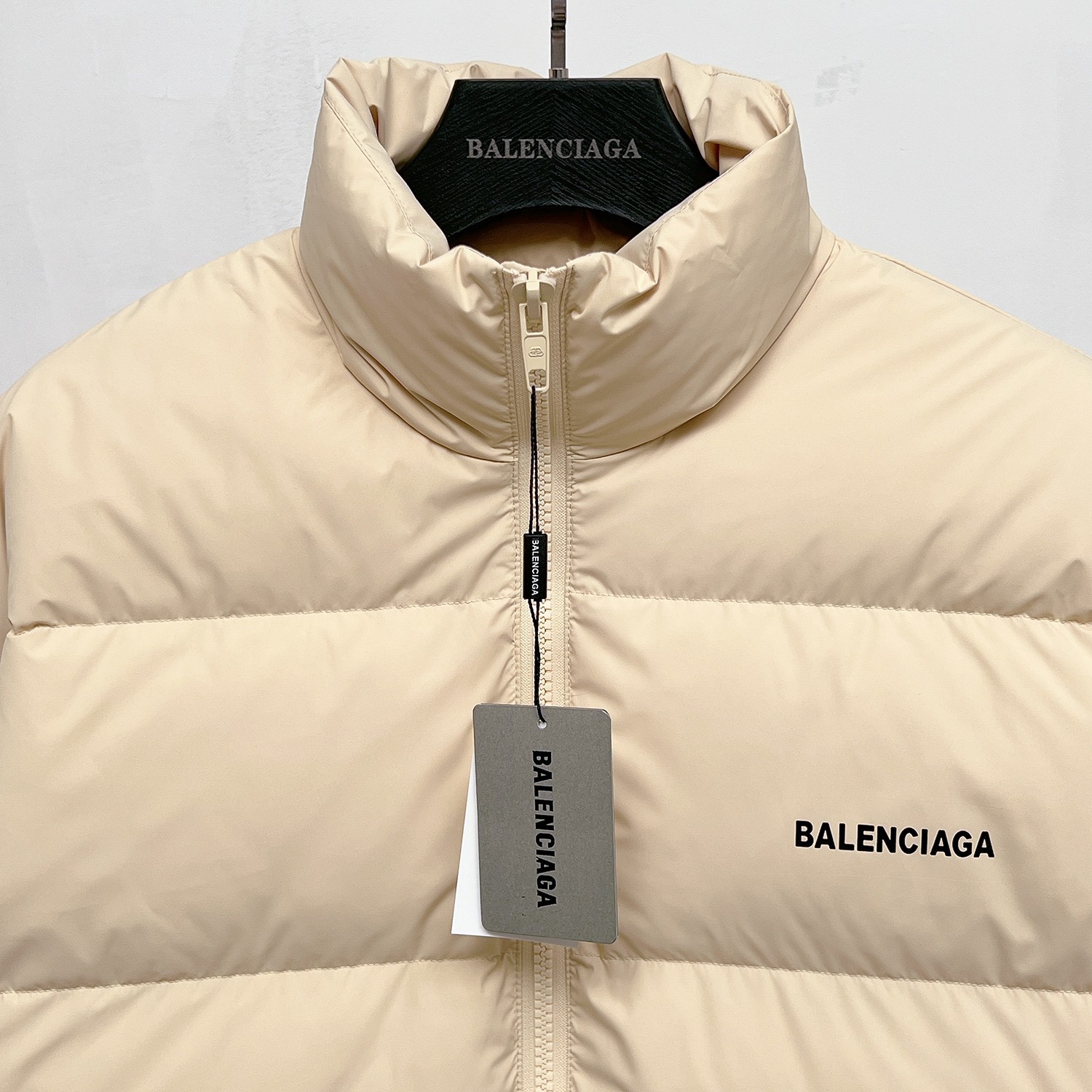 バレンシアガ「Balenciaga」‌ロックバックル刺繍デザイン 男女兼用ダウンジャケット