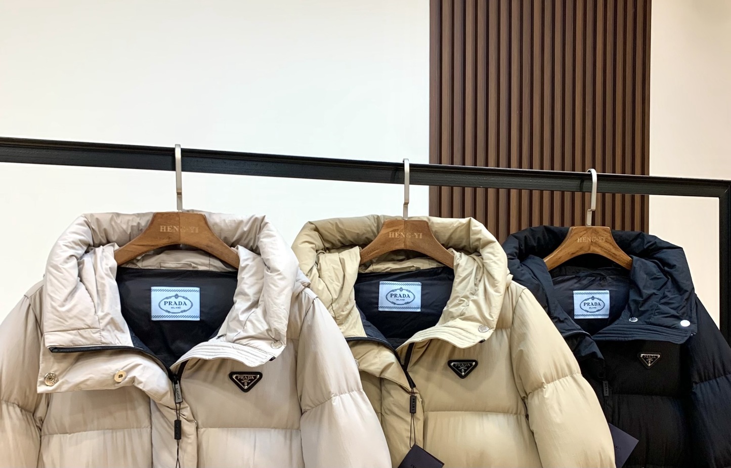 プラダ「Prada」秋冬フード付きダウンジャケット